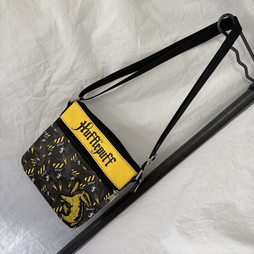 Harry Potter Hufflepuff Badger 8.5" Loungefly Crossbody Bag Purse Bag EUC - Picture 3 of 6